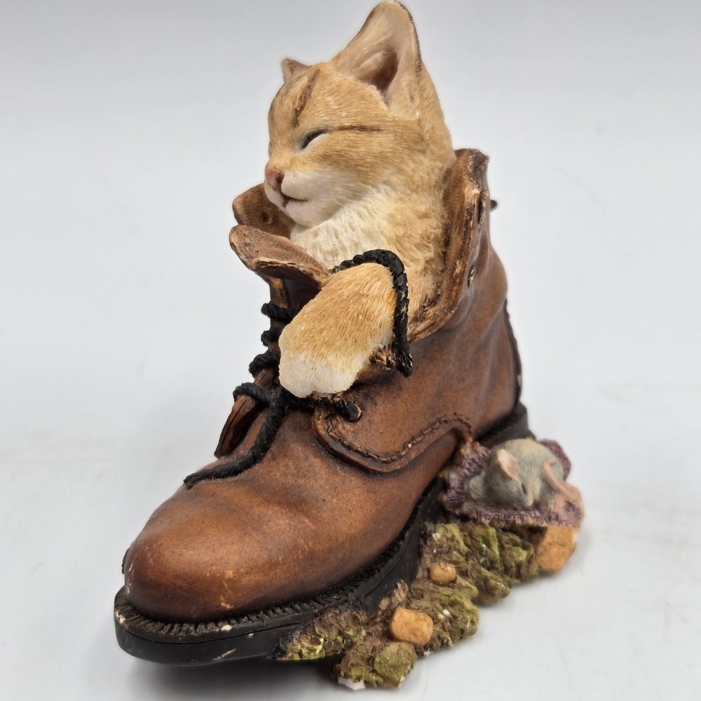 Country Artists Kitten Asleep w Boot Figurine 2001 Puss In Boots 02231 A+ Cond
